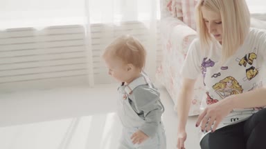 Küçük bebek güzel onun şişe ve içecek alıyorum. Mutlu bir aile. Ağır çekim