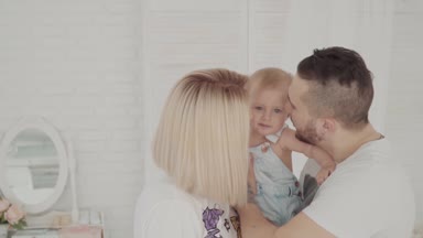 Mutlu anne güzel güzel kızı öpüşme. Mutlu bir aile. Ağır çekim