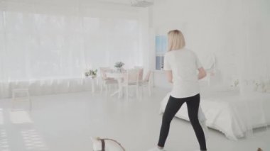 Güzel kızı odaya sallanan anne. Mutlu bir aile. Ağır çekim