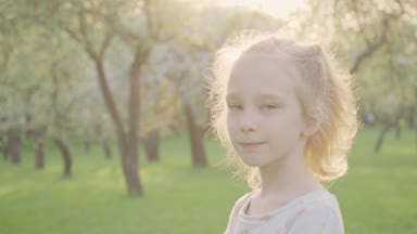 Güzel üzgün kız parkta Portret. Güneş ve güzel. Ağır çekim