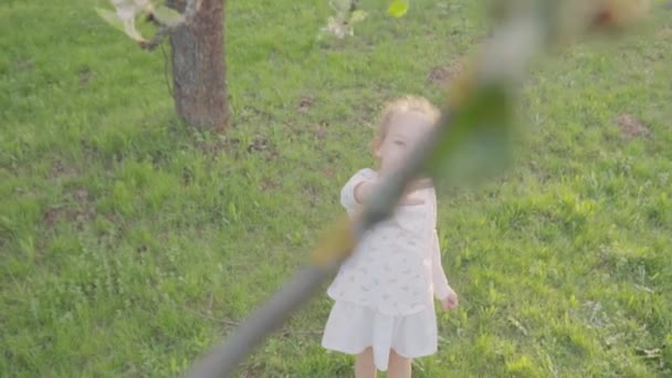 Belle jeune femme souriant dans le parc. Belle nature. Mouvement lent 