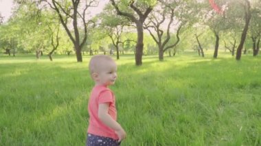 küçük çocuk anne el ile sabun köpüğü Park bakar. uyuşuk