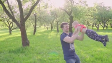 Genç Baba oğlu ile oynarken, çember onu atar