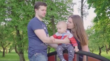 Mutlu anne payı Park'ta açık havada onların şirin bebek çocuk öpücük