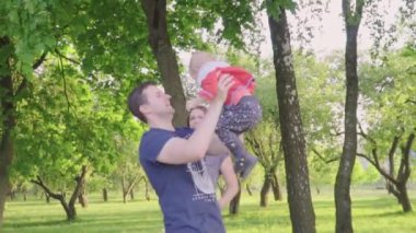 Genç Baba oğlu ile oynarken, çember onu atar