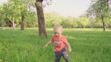 küçük çocuk anne el ile sabun köpüğü Park bakar. uyuşuk