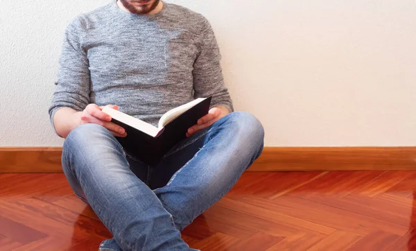 Entspannter Junger Mann Hause Auf Dem Fußboden Beim Lesen Des — Stockfoto