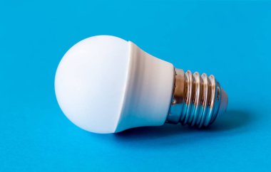 Mavi arkaplanda ampul.