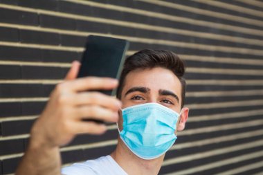 Maskeli adam selfie çekiyor..