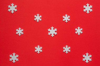 Gümüş kar taneleriyle kırmızı Noel arkaplanı. Zarif Noel tebrik kartı. Metnin için fotokopi alanı var.