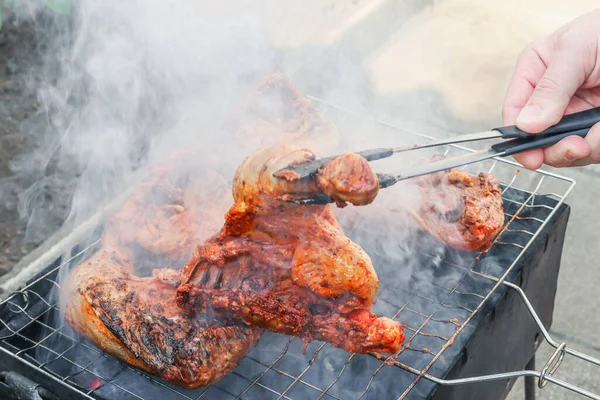 Mannelijke Hand Met Gegrilde Kip — Stockfoto