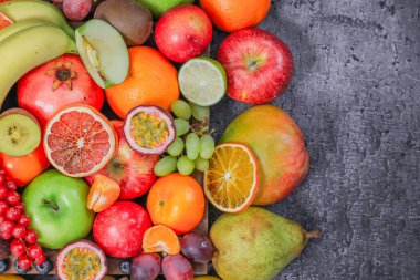 genel olarak farklı meyveler ve solda bir kesme görünümü ve bir taş zemin üzerinde metin için yer, yan görünüm yakın.