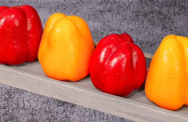 Pimientos Rojos Amarillos Una Dispersión Madera Gris Sobre Fondo Piedra — Foto de Stock