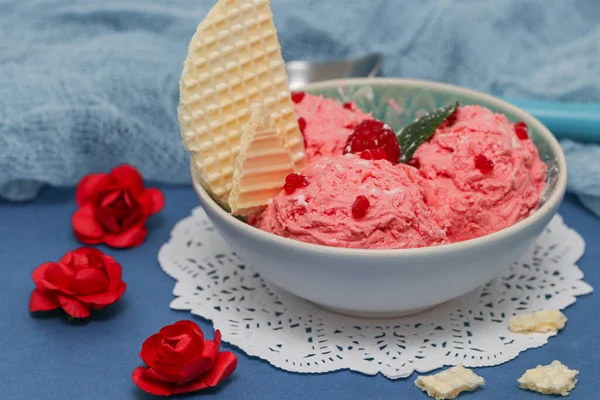 Helado Frambuesa Con Waffle Plato Sobre Fondo Azul Vista Lateral —  Fotos de Stock