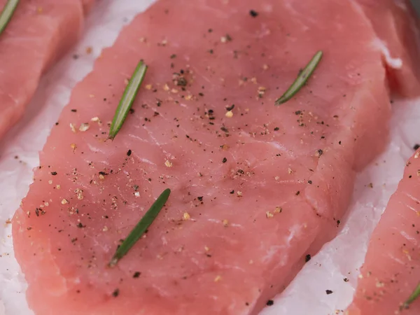 Filete Crudo Con Romero Papel Pergamino Blanco Arrugado Vista Superior —  Fotos de Stock