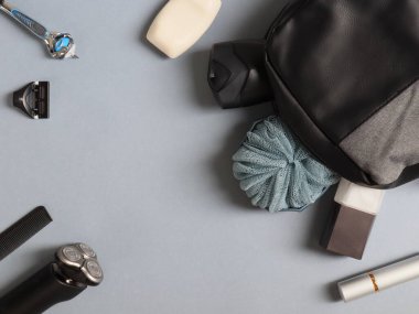 Erkek sabun, şampuan, tıraş makinesi, elektrikli tıraş makinesi ve parfüm seti. Ortasında yazı için yer var..