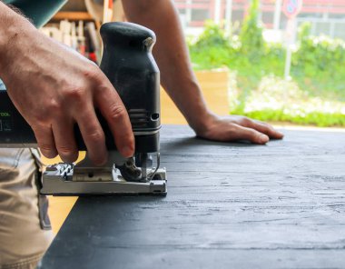 Beş eski ve kirli miğfer solda asılı, ve sanayi bölgesi sağda görünüyor, yakın çekimde..