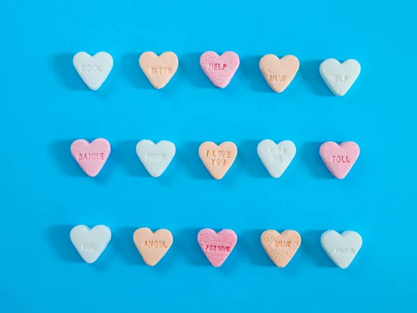 Doces Coloridos Forma Corações Encontram Meio Fundo Azul Close Vista — Fotografia de Stock