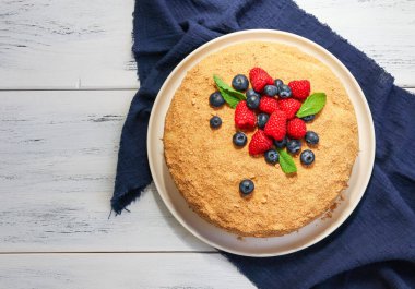 Cam bardaklarda bir kahve tatlısı ve tahta bir tahtanın üzerinde tatlı kaşıkları var..