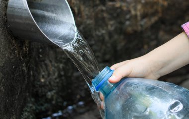 2020 numaralı tıbbi maske, soldaki halat ve atlama halatı mavi arkaplan ve sağdaki metin için alan, yakın çekim üst görünümü için..