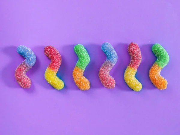 Flerfärgad Gummy Godis Form Sicksack Ligger Rad Mitten Ljus Lila — Stockfoto