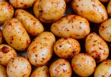 Baharatlı patatesler ve acı sos. Çok yakın plan..