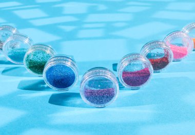 Kızıl bir kedi, ekipman, üst manzara ve yakın çekim ile çalışan eski püskü bir masaya tırmandı..