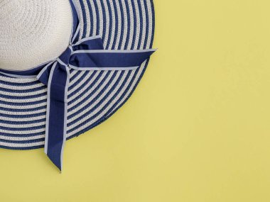 Yüksek topuklu beyaz ayakkabılardan biri pembe arka planda duruyor, yakın çekimde..