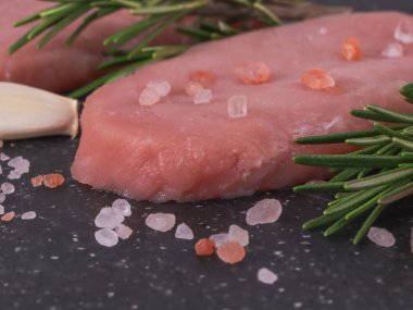 Biberiyeli çiğ biftek ve pembe tuz çok yakın plan, yan görüş..