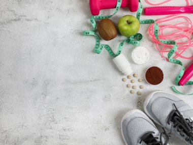 İki şişe hap ve iki şişe solda beyaz bir arka planda duruyor. Sağda yazı için bir yer var. Yakın plan..