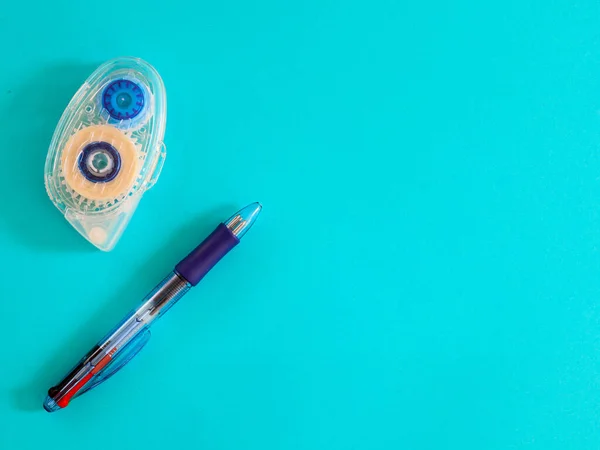 Блакитна Ручка Прозорий Коректор Лежать Зліва Синьому Фоні Пробілом Тексту — стокове фото