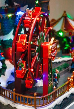 Parlak kırmızı Noel oyuncağı dönme dolap, yakın plan..