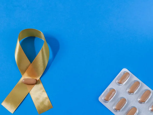 Blood Cancer Ribbon Pillsa Yellow Ribbon Blood Cancer Leukemia Pills — Stock Photo, Image