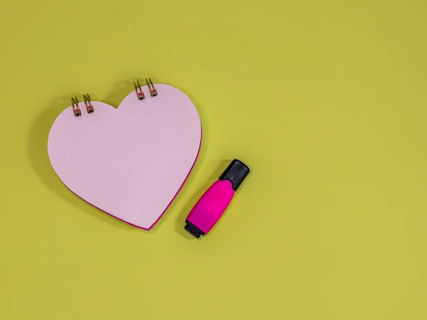 Heart Pencila Heart Shaped Notepad Marker Lie Left Yellow Background — Stock Photo, Image