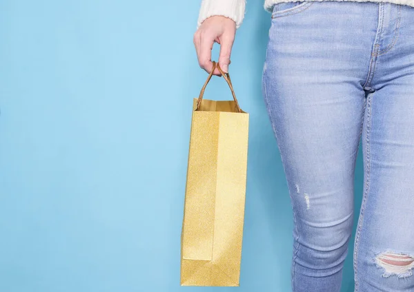 Person Holding Shopping Bag Walking Woman Face Holds Her Hand — Stock Photo, Image