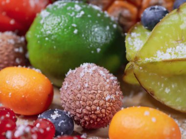 Lychee tahtasındaki Lychee likörleri, meyveler ve meyveler tahta bir tahtanın üzerine serpilmiş ve karla serpilmiş, yakın plan yan görüş..