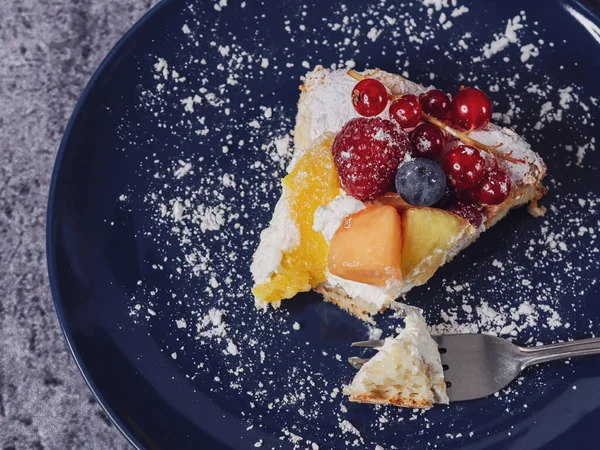 Cheesecake Berries Slice Cheesecake Berries Blue Plate Fork Dark Stone — Stock Photo, Image