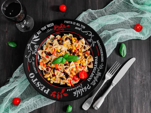 Mısır, kırmızı fasulye ve fesleğenli Farfalle makarnası, çok yakın çekim..