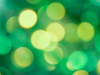 Soyut koyu yeşil arka plan, soluk sarı bokeh, yakın plan..