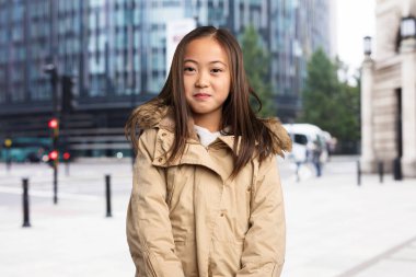 kameraya bakarak parka, Çinli küçük kız 