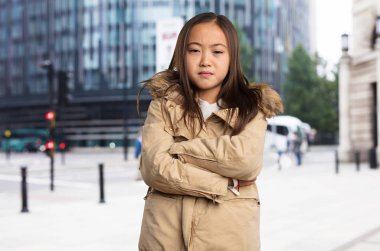 kızgın Çinli küçük kız silah ile geçti 