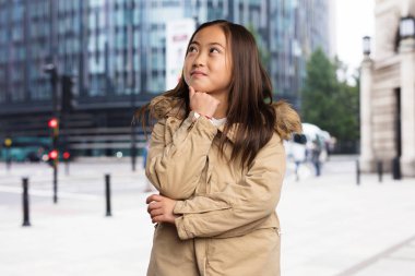 Çinli küçük kız düşünme ve uzağa arıyorsunuz 