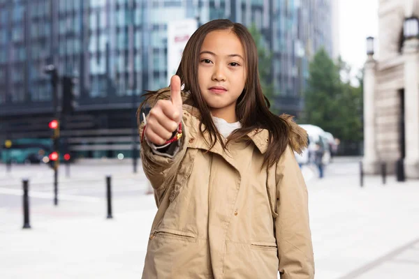 Κινεζική Κοριτσάκι Παρκά Εμφανίζονται Αντίχειρα — Φωτογραφία Αρχείου