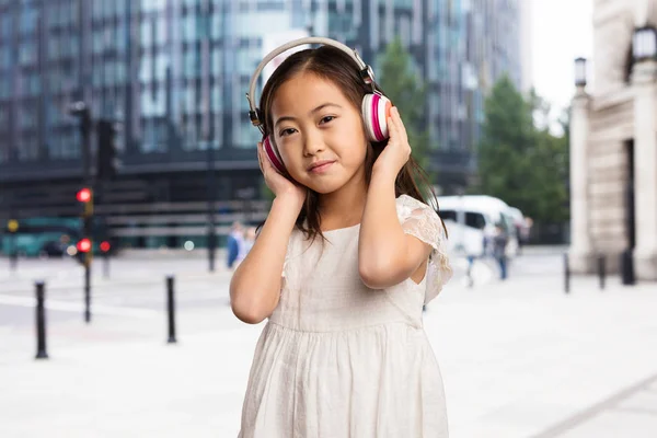 Chinese Little Girl Listening Headphones — Stock Photo, Image