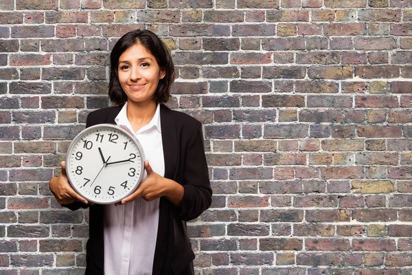 Latim Mulher Negócios Segurando Grande Relógio — Fotografia de Stock