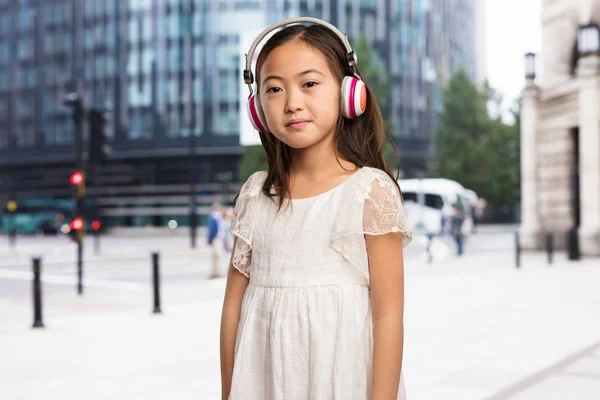 Китайская Маленькая Девочка Слушает Наушники — стоковое фото