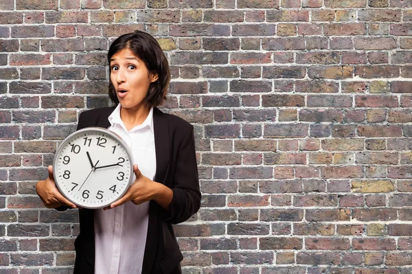 大時計を保持しているラテン ビジネス女性 — ストック写真