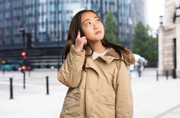 Menina Chinesa Pensando Olhando Para Cima — Fotografia de Stock