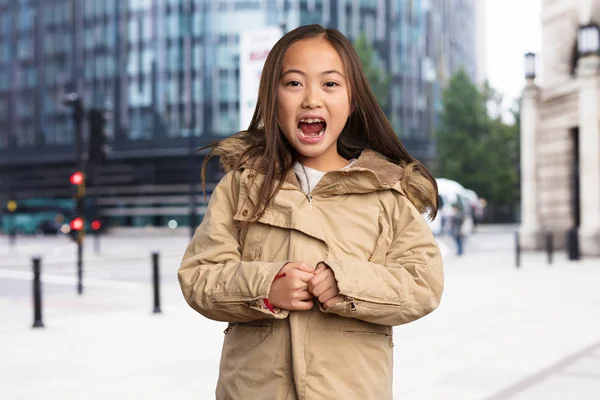 Chino Niña Parka Gritando Cámara — Foto de Stock