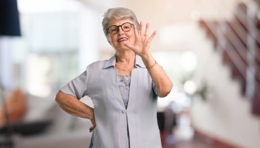 Beş numara, sayma sembolü, matematik, kendinden emin ve neşeli kavramı evde gösterilen güzel kadın kıdemli.